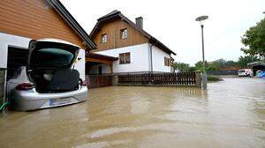 ABD0056_20240916 - KAPELLN - ÖSTERREICH: Weiterhin starke Niederschläge und Hochwasser in Niederösterreich. Im Bild: Die aktuelle Lage in einer teilevakuierten Wohnsiedlung in Kapelln am Montag, 16. September 2024. - FOTO: APA/HELMUT FOHRINGER