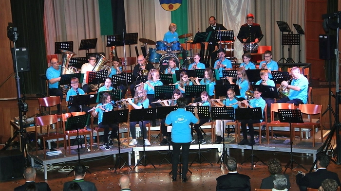 Die Mädchen und Buben, musikalisch unterstützt von einigen älteren Semestern, präsentierten im bestens besuchten Volkshaus ihr hohes Können. Und ernteten dafür tosenden Applaus.