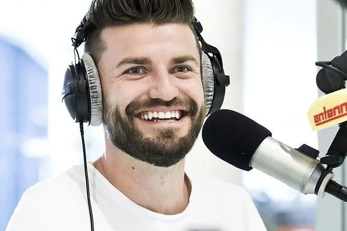 "Der erste Kuss? Bianca!" Antenne-Moderator Thomas Seidl weiß es noch, als wäre es gestern gewesen: "Ich war 14 Jahre und es war an meiner Schule der HIB Liebenau in der vierten Klasse, als ich im Park der Schule Bianca küsste. Wir sind dann Händchen haltend wieder zurückgegangen. Aber es ist nichts daraus geworden."