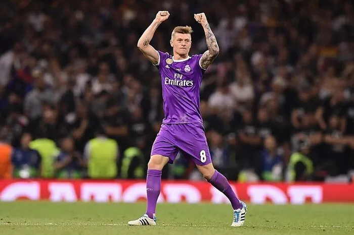Toni Kroos (Real Madrid): "Ich bin unfassbar glücklich, dass es funktioniert hat. Die Champions League einmal zu gewinnen, ist unglaublich. Sie zu verteidigen, ist Wahnsinn. Cristiano hat uns seit dem Viertelfinale durch alle Runden geschossen. Du brauchst am Ende den, der die Tore macht."
