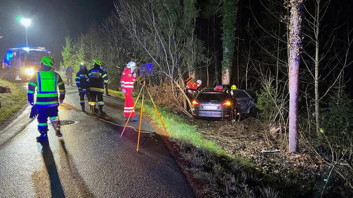 Rund 30 Personen der Einsatzkräfte waren bei dem schweren Verkehrsunfall in Lannach in der Nacht auf Samstag im Einsatz. Hier die Bilder von der Unfallstelle.