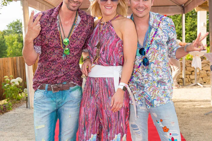 Passend zum Motto "Hippie Deluxe" gekleidet: Die beiden Gastgeber mit Shiseido-Geschäftsführerin Ulli Isemann, die den VIP-Gästen die neuesten Produkte der Kosmetikmarke vorstellte. Rund 120 Promi-Gäste kamen ...