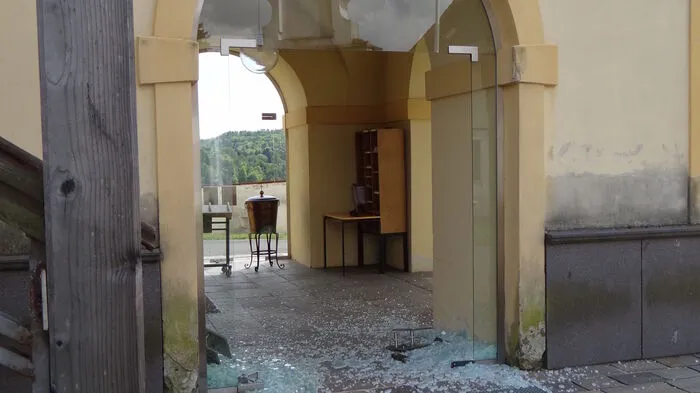 Ein 37-jähriger Mann aus dem Raum Gleisdorf ist am Montagnachmittag in St. Marein bei Graz völlig ausgerastet - und zwar ausgerechnet im Bereich des Pfarrhofs: