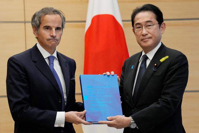 IAEA-Chef Rafael Grossi und der japanische Premierminister Fumio Kishida verkünden die Einigung