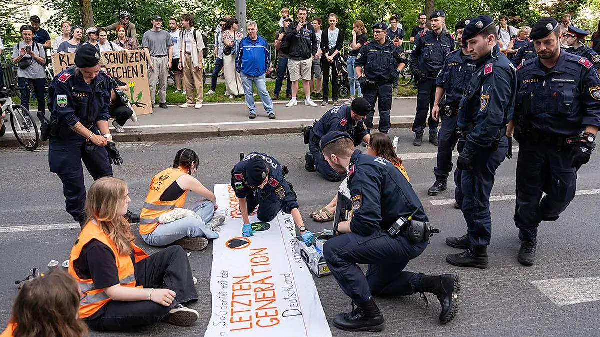 Vor dem Kunsthaus klebten sich die Aktivisten fest