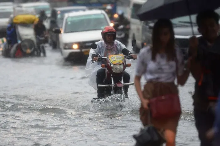 Tropensturm Yagi hatte heftige Wolkenbrüche im Gepäck. In Manila, der Hauptstadt der Philippinen, kämpften die Menschen auf zwei Beinen sowie zwei und vier Rädern gegen die Wassermassen in den Straßen an.