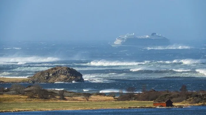 Ein Koloss in akuter Not: Das Kreuzfahrtschiff "Viking Sky" ist mit rund 1.300 Passagieren an Bord bei starkem Wellengang in Seenot geraten.