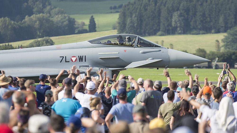 Airpower-Besucher jubeln einem Eurofighter-Piloten zu