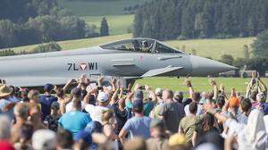 Airpower-Besucher jubeln einem Eurofighter-Piloten zu