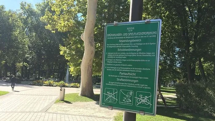 Rad fahren ist im Park verboten, wie diese Tafel zeigt