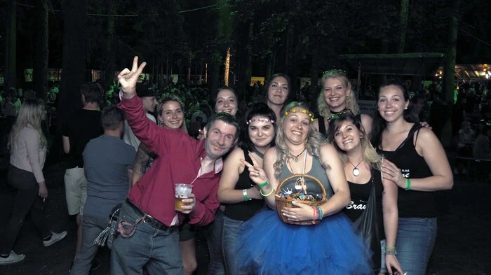 Die Samstagnacht hatte es auf dem Waldfest der Klagenfurter Freiwilligen Feuerwehr Viktring Stein Neudorf wieder einmal in sich. Diesmal spielte die Band Egon 7 in der Waldarena auf.