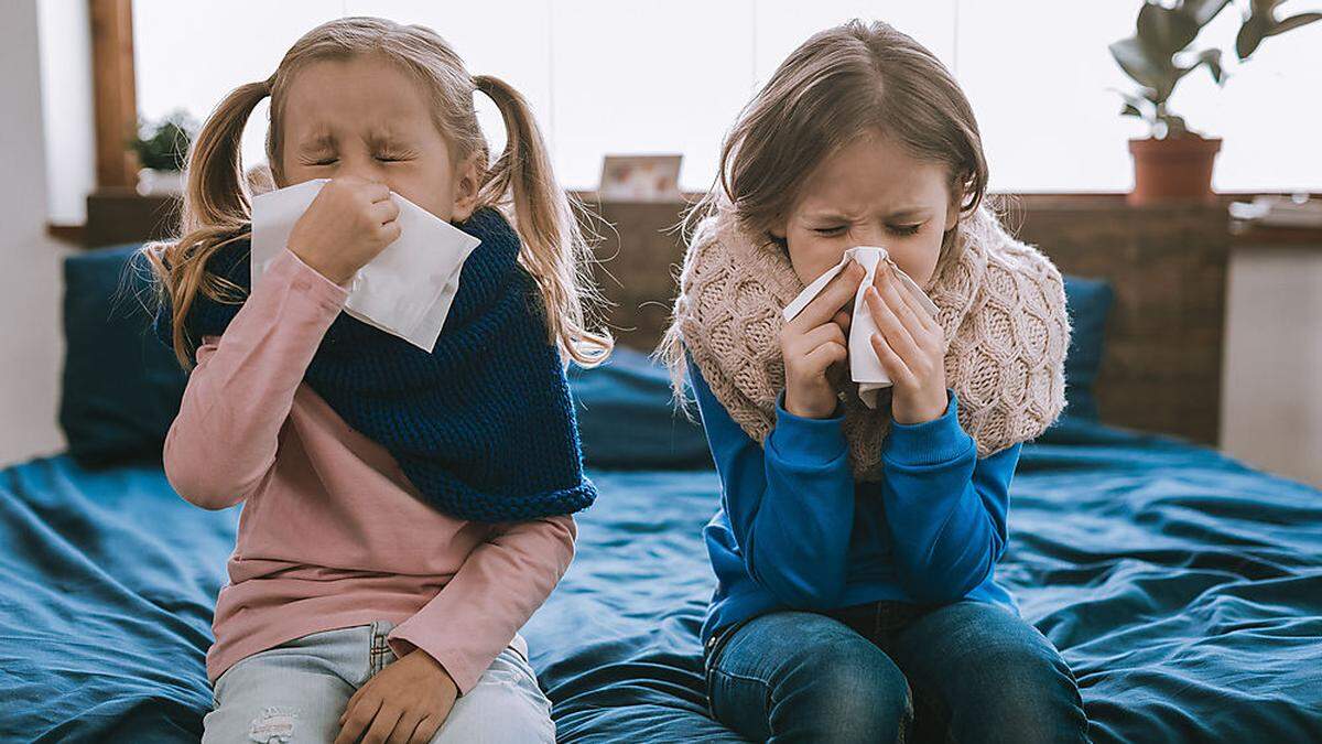 Rinnende Nase, Schnupfen, Niesen - häufig verläuft der Kontakt von Kindern mit Sars-CoV-2 mild. Die Ursache dafür ist im Immunsystem zu finden.