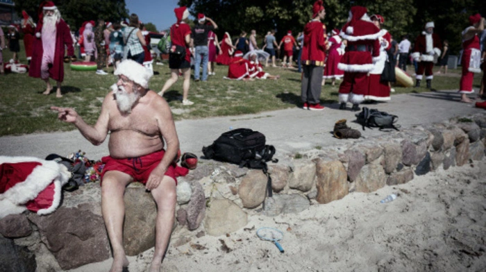 Ho Ho Ho - jedes Jahr kommen Weihnachtsmänner, -frauen, -kinder und auch Elfen zum Weihnachtskongress nördlich von Kopenhagen zusammen. Die dicke "Arbeitsmontur" darf beim Kongress auch mal gegen die Badehose getauscht werden.