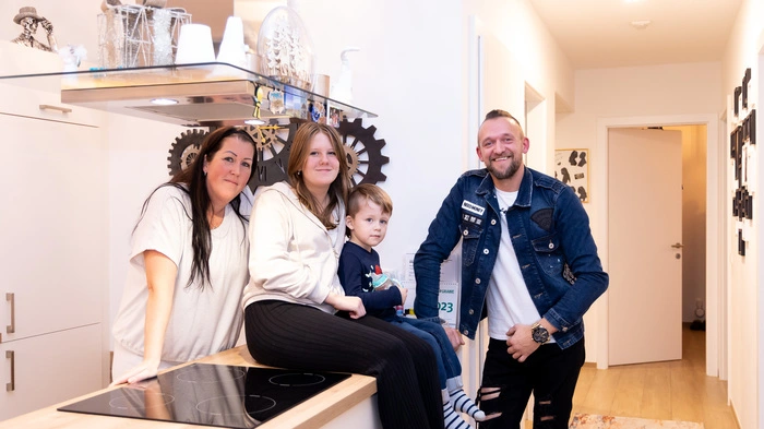 In ihrer alten Wohnung mussten Natascha Schönherr und Patrick Frischenschlager im Wohnzimmer auf der Couch schlafen - also begab sich die vierköpfige Familie auf Wohnungssuche.