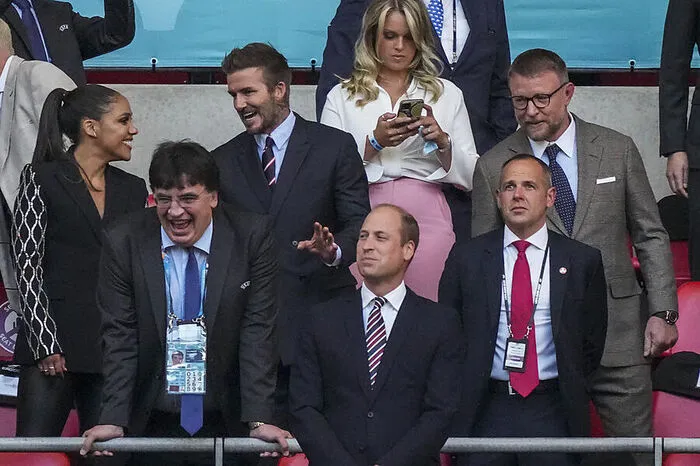 David Beckham, der seinem englischem Nationalteam im Rücken von Prinz William die Daumen drückte. Außerdem mit dabei...