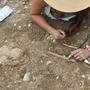Erste Funde: Um die Knochen nicht zu beschädigen, wird Holzwerkzeug verwendet 