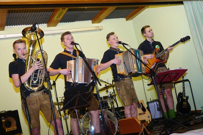 Neben einer Disco, in der „DJ Luca” für Stimmung sorgte, gab es auch Tanzmusik von der Gruppe “Die Blechquetscher”.