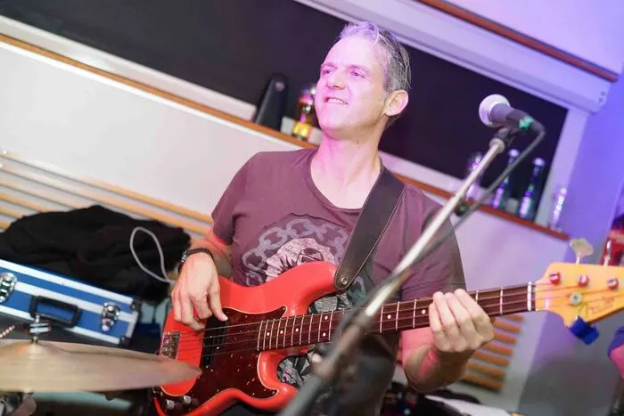 Im Lokal „Wutscha“ stand die Band „Stormy Chicken“ auf der Bühne. Beim „Stiagnwirt“ spielte „Harry Perkins &amp; Band“ auf, im „Sixties“ die „Not Stewart Band“. Außerdem mit dabei waren: „Wolfi &amp; his guitar“ in der Bar „Monte Lupo“, das „Trio Wüdwexl“ in „Maxy’s“-Café am Hohen Platz und „Radio Active“ im Café Lobisser.