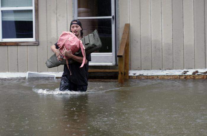 Ein Mann rettet in Bridgewater, Vermont sein wichtigstes Hab und Gut aus seinem überfluteten Haus