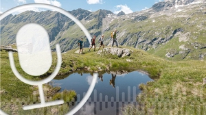 Vier Menschen wandern im Naturpark Hohe Tauern | Mit einem neuen Podcast will der Nationalpark Hohe Tauern die Faszination der Bergwelt auch akustisch erlebbar machen