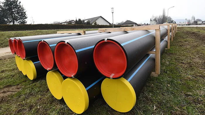 Platz 10: Für die Ortsdurchfahrt Weiz, die ab August fertig gebaut wird, läuft seit dem Frühjahr die Baufeldfreimachung. Alle Leitungen, darunter Strom, Wasser oder Fernwärme, müssen zur Seite geräumt werden. Im April gab es einige Sperren. Mehr dazu.