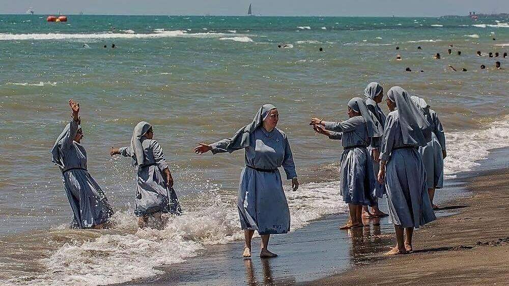 Nonnen am Strand