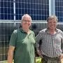 Peter Gsell (li.) und Josef Gründl vor ihrem Agri-PV-Park in Gabersdorf