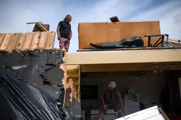 In Jasper County an der Grenze zum Bundesstaat Louisiana hat ein Tornado zudem rund drei Dutzend Häuser zerstört. 