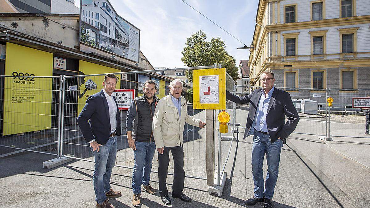 9022-Vertriebsmanager Paul Pichler, Bauleiter Christof Aichholzer sowie Projektinitiatoren Karl und Thomas Müller überprüfen die Baustelle 