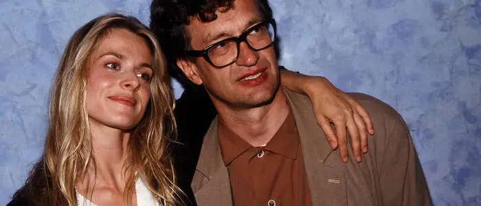 Kinski und Wenders stehen Arm in Arm vor der Kamera