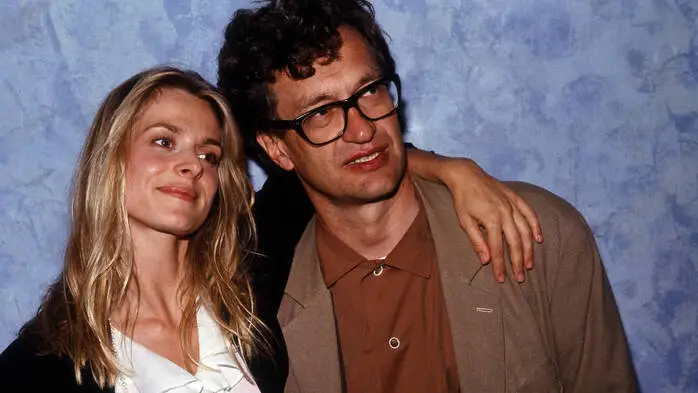 Kinski und Wenders stehen Arm in Arm vor der Kamera