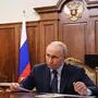 Der russische Präsident Wladimir Putin sitzt an seinem Tisch und schaut ernst. Vor ihm liegen Papiere.