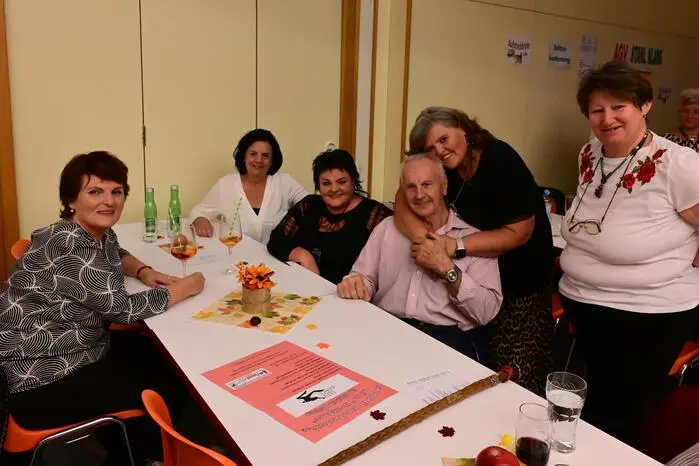 Die Sängerinnen des AGV Stahlklang Neu versorgten die Besucher mit Kuchen, Snacks und Getränken – und so verbrachte man einen vergnügten Tanz-Nachmittag bei bester Musik und in netter Gesellschaft.
