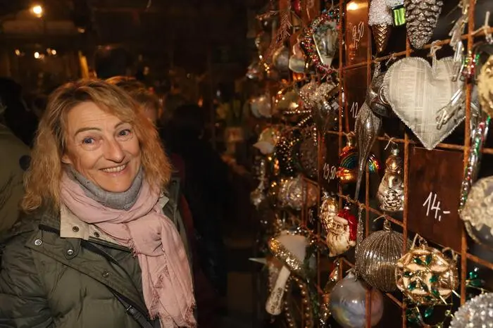 Hunderte begeisterte Besucher drängten sich durch den Ausstellungsbereich, waren von den Tempelsäulen aus Baumstämmen, den wabernden Nebelschwaden und der Vielfalt von Christbaumschmuck, Haus- und Tischdekor erstaunt