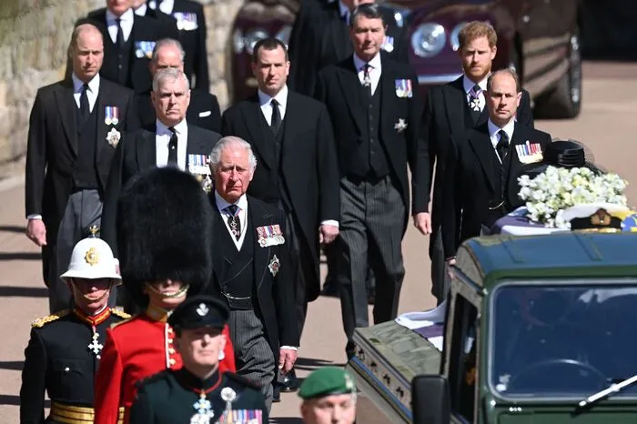 Neun enge Verwandte des Prinzgemahls folgten, darunter seine vier Kinder sowie seine Enkel Prinz William und Prinz Harry. William und Harry gingen in derselben Reihe, aber nicht direkt nebeneinander.