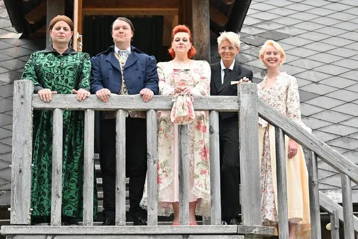 Im Bild von links: Heinz-Arthur Boltuch als Lady Bracknell, Robert Grießner als Jack Worthing, Dagmar Sickl als Gwendolen Fairfax, Claudia Wirnsberger als Ludwig und Merriman, Anja Knafl als Cecily Cardew;