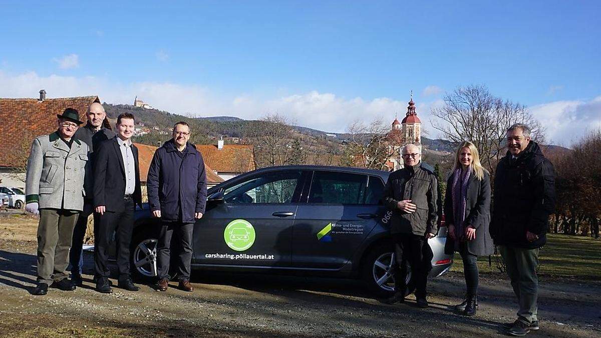 Der mobil50plus-Vorstand um Franz Winkler, Werner Retter, Johannes Kielnhofer, Fritz Pötz, Victoria Schlagbauer mit Tobias Fuchs (dritter von links, beeex GmbH) und Bürgermeister Johann Schirnhofer (rechts)