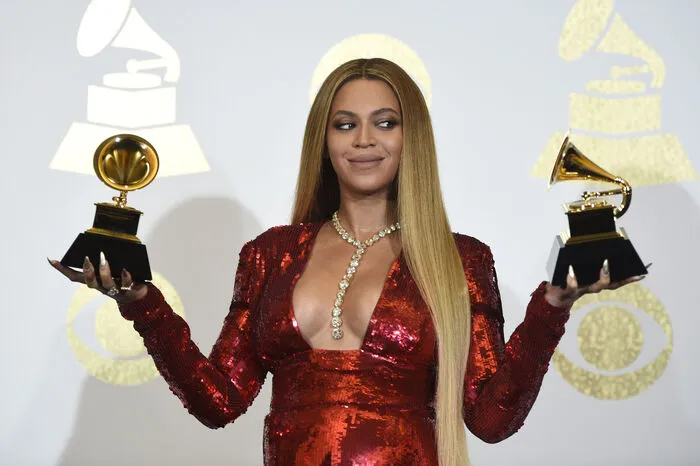 Beyonce gewann heuer nur zwei Awards: "Lemonade" wurde als bestes Urban Contemporary Album ausgezeichnet, "Formation" als bestes Musikvideo. Sie kommt nun auf insgesamt 22 Grammys. Die Schwangere sagte in ihrer Dankesrede, dass sie sich für ihre Kinder eine Welt wünsche, in der diese keinen Zweifel daran haben, "schön, intelligent und kompetent" zu sein. Das wolle sie für jedes Kind, egal welcher Herkunft.