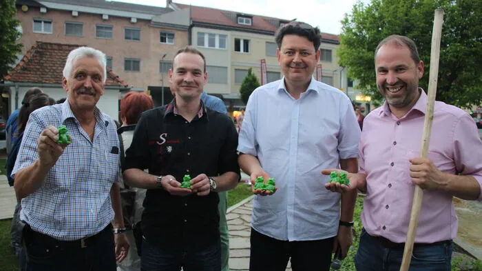 Ein kleiner grüner Plastikfrosch nach dem anderen bahnte sich seinen Weg ins Ziel. Gewinnen konnte nur einer: Markus Schiefer vom Reitverein Little Range aus Kohlberg setzte sich durch und räumte den ersten Preis beim Tatschkerrennen ab.