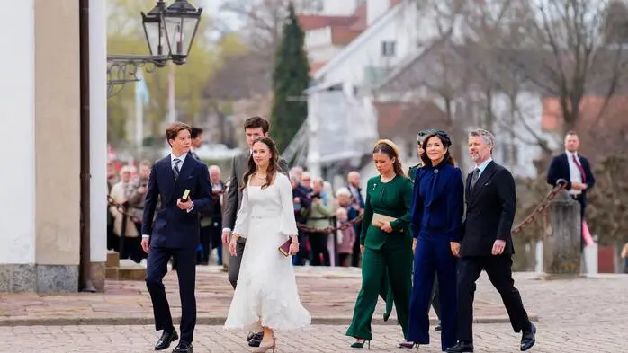 Der 18. April 2026 ist ein besonderer Tag für Dänemarks Royals: Prinzessin Josephine und Prinz Vincent feiern ihre Konfirmation. Gut gelaunt sind sie mit ihren Eltern und Geschwistern auf dem Weg zur Schlosskirche von Fredensborg zu sehen.