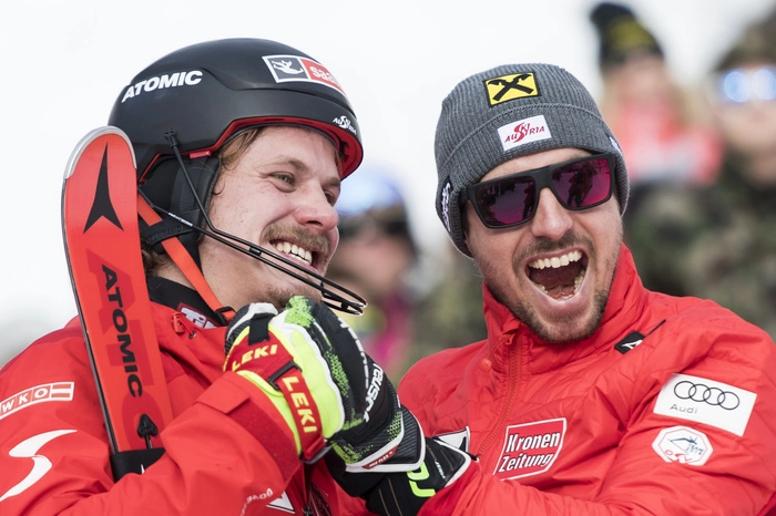 Manuel Feller (links) verpasste im Wengen-Slalom mit Platz zwei knapp hinter Clement Noel knapp seinen ersten Weltcup-Triumph. Marcel Hirscher (rechts) wurde Dritter.