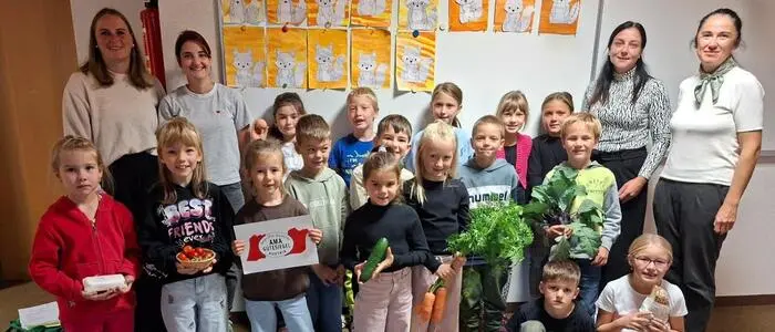 Kinder, Lehrer und Bäuerinnen in der Volksschule Heinfels