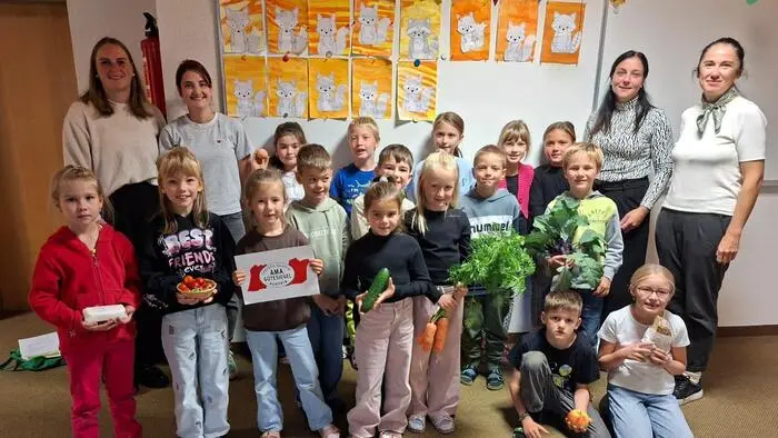 Kinder, Lehrer und Bäuerinnen in der Volksschule Heinfels
