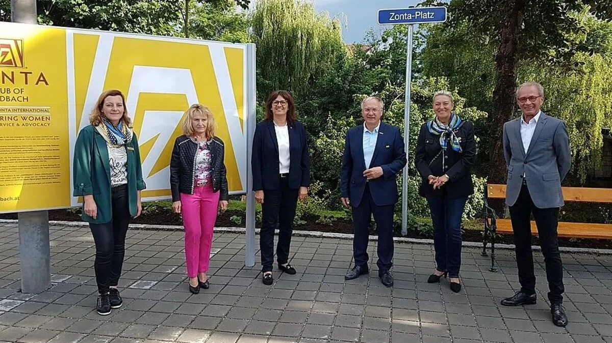 Platzeröffnung mit Zonta-Präsidentin Silvia Dimitriadis (3.v.l.), Vorstandskolleginnen, Bgm. Josef Ober und Altbgm. Kurt Deutschmann