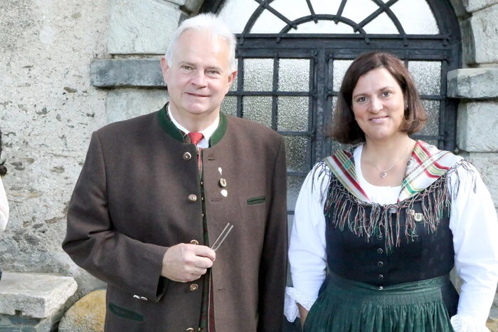 Obfrau Christine Gebeneter und Chorleiter Manfred Kraßnitzer (von rechts) konnten dazu beim Schlosshofsingen am Samstagabend unter anderen Schlossherrin Ruth Treppo, Medizinerin Sabine Wolkenstein, Juwelier Gerhard Pobaschnig, Bankdirektor Wolfgang Sperl, Bildungswerk-Bezirksobmann Karl Huber, Bezirksjägermeister Hans Drescher sowie die Bürgermeister Franz Sabitzer (Weitensfeld) und Gabi Dörflinger (Klein St. Paul) willkommen heißen.