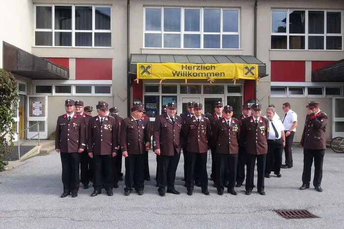 Die Polizei war mit Major Martin Peinsold, CI Ferdinand Seibold und CI Bernhard Schwarz und das Bundesheer mit Major Georg Pilz vertreten. Bei dieser Gelegenheit wurden auch zahlreiche verdiente Florianijünger geehrt und ausgezeichnet.