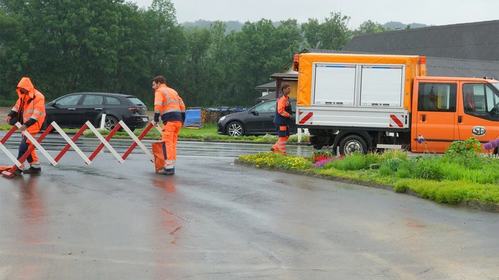 In der Gemeinde Schwarzautal waren die Aufräumarbeiten am Dienstag in vollem Gange.