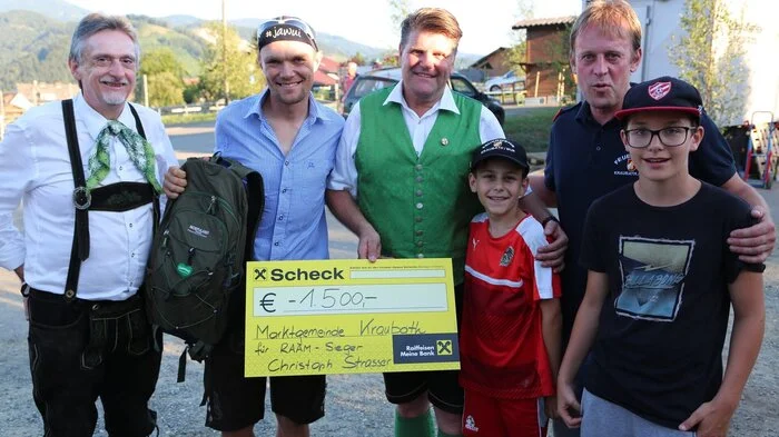 Sie feierten ihren Lieblingssportler mit jubelndem Applaus und überreichten Christoph Strasser einen Scheck von 1500 Euro: Der Musikverein Kraubath unter Obmann Gerhard Schwaiger und Kapellmeister Vinzenz Keimel, Bürgermeister Erich Ofner und Vizebürgermeister Alfred Maier. Auch Landeshauptmann Hermann Schützenhofer war gekommen, um dem sechsfachen RAAM-Sieger herzlich zu gratulieren.