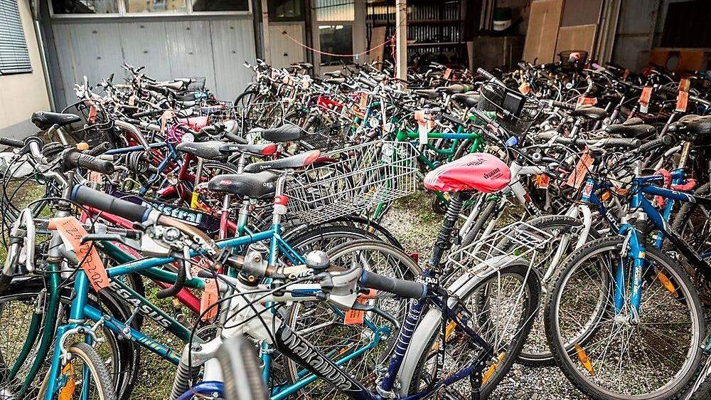Mehr als 60 Fahrräder wurden von der Stadt abgeschleppt, weil sie verkehrsbehindernd abgestellt waren