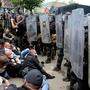 Rund 30 KFOR-Friedenssoldaten im Norden des Kosovo verletzt
